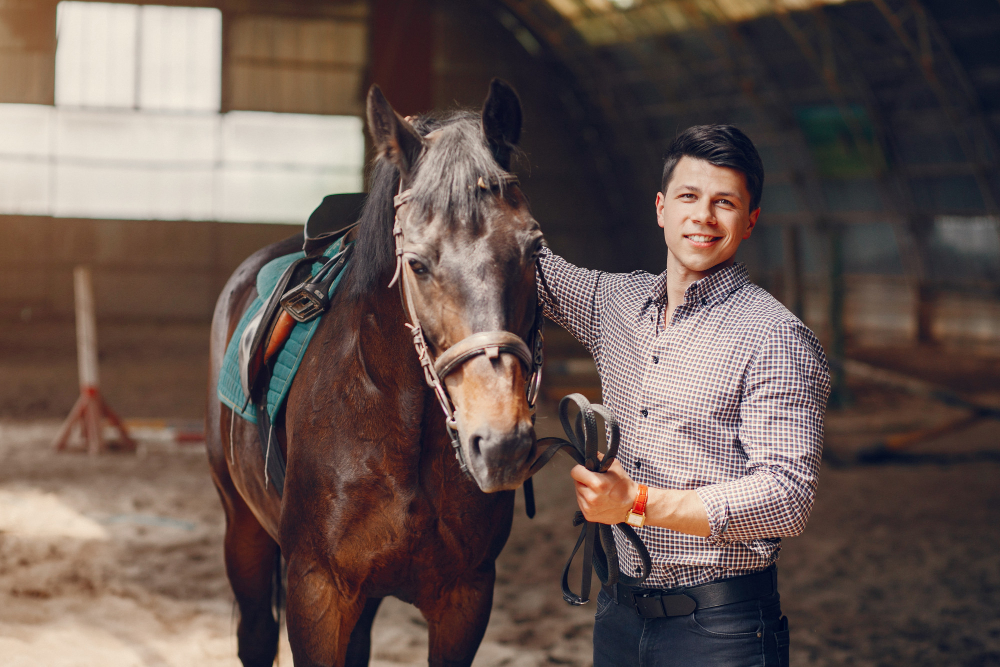 Comprador de cavalo ao lado do animal